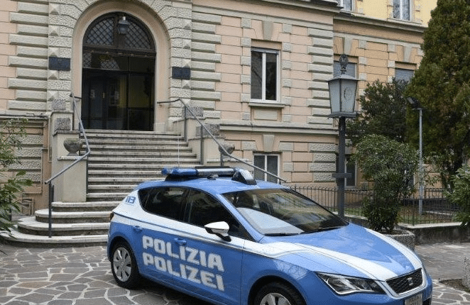 Bolzano, minaccia di morte la sua ex, la perseguita e diffonde i suoi video intimi: arrestato 47enne