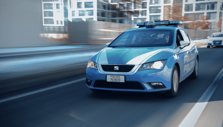 Bolzano, perde 300 euro in "Gratta e Vinci", per la rabbia tira un pugno e morde il tabaccaio: denunciato 51enne pachistano