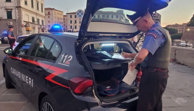 Livorno: ruba da un'auto svariati oggetti tra cui un paio di occhiali da sole di marca. Fermato dai Carabinieri
