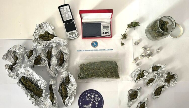 Crotone: sequestrati dalla Polizia di Stato 202 grammi di hashish e 1,3 Kg di marjuana