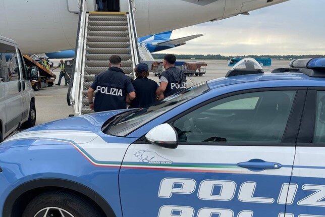 Bolzano: si denuda completamente per le vie del Centro città minacciando e infastidendo i passanti. 37enne ungherese espulsi dal Paese