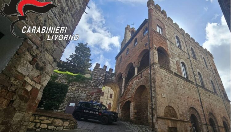 Suvereto: danneggia tre panchine e la porta d'ingresso di un bagno pubblico. Giovane donna denunciata dai Carabinieri