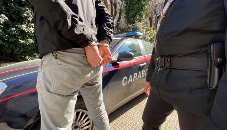 Ischia: guida un furgone rubato, poco prima un furto in una barca, fermato dai Carabinieri.