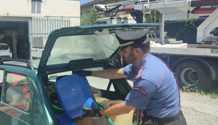 Lucca: rubano carburante da un autocarro in sosta, una persona arrestata e una denunciata.