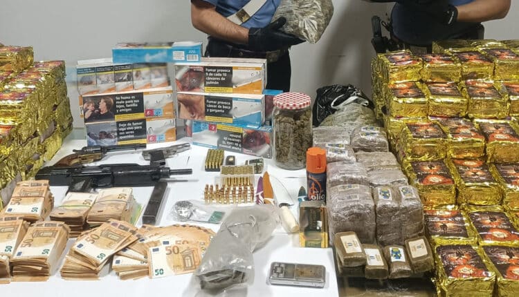 Mariglianella: carabinieri trovano droga, armi, sigarette e tanti soldi, arrestati coniugi e trasferiti in carcere.