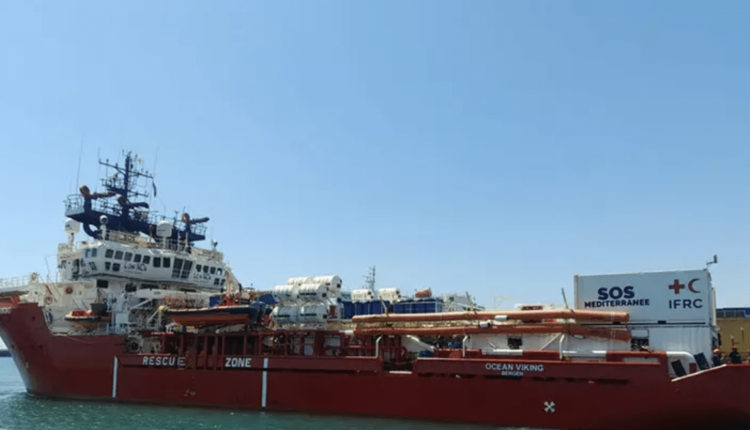 Migranti, nave Ocean Viking a Marina di Carrara con 261 persone a bordo