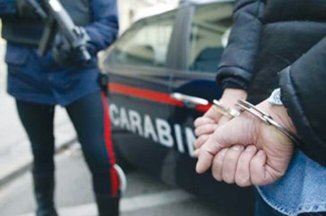 Milano: la Polizia ha arrestato due cittadini peruviani residenti in città, per estorsione in concorso.