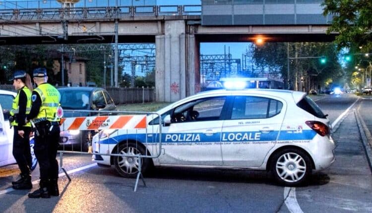Modena: auto in fuga dopo l'incidente, rintracciata poco dopo, trovato ubriaco il proprietario della vettura.