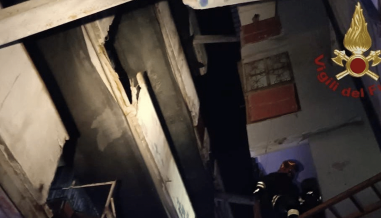 Napoli, crolla un ballatoio a Scampia 2 morti e 13 feriti