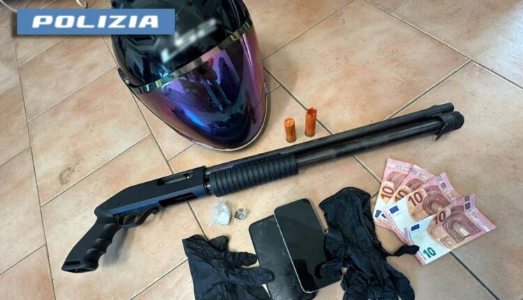 Napoli, fuggono alla polizia e poi si schiantano sorpresi con fucile a pompa e droga