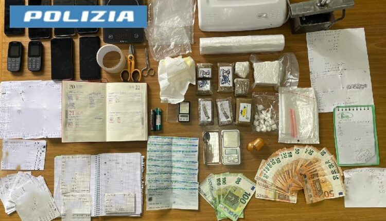 Napoli: scoperti con la droga, arrestata una coppia dalla Polizia di Stato.