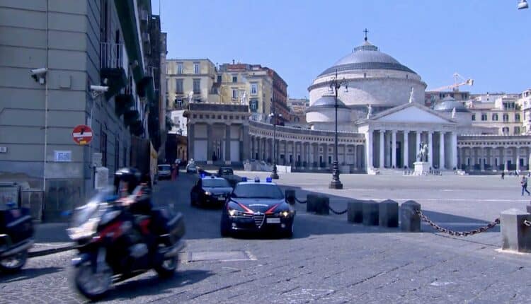 Napoli: stava diventando il terrore del centro storico, rapinava giovani tra la gente invece di stare a casa. 