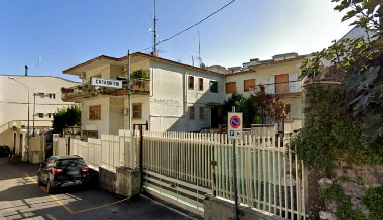 Ottaviano: scavalca il muro di cinta della caserma e si accascia a terra, poi il fendente al Carabiniere, arrestato.