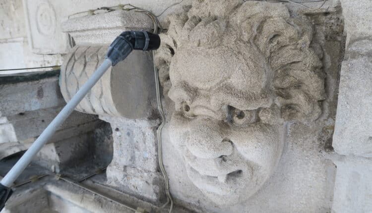 Milano: nuove tecniche all'avanguardia per il restauro della facciata di Palazzo Marino 10
