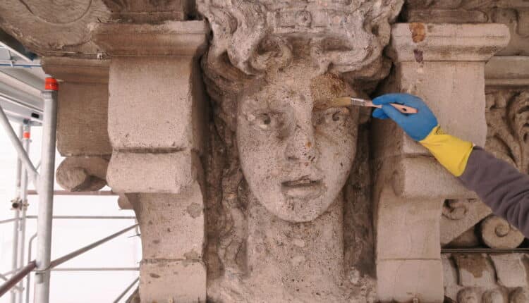 Milano: nuove tecniche all'avanguardia per il restauro della facciata di Palazzo Marino