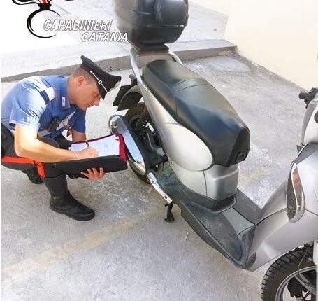 Paternò: circolava con uno scooter con targa e telaio modificati, denunciato per riciclaggio.