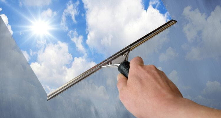 Pulizia delle vetrate per aziende e uffici: perché richiedere l’intervento dei professionisti