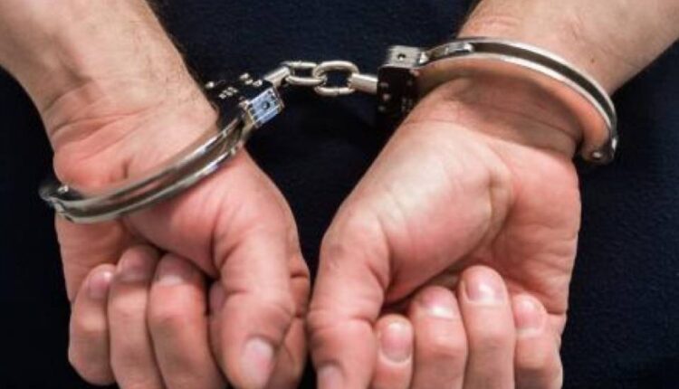 Rimini: afferra in maniera fulminea il cellulare dalle mani della donna, colpisce il compagno e scappa, un arresto per la Polizia di Stato.