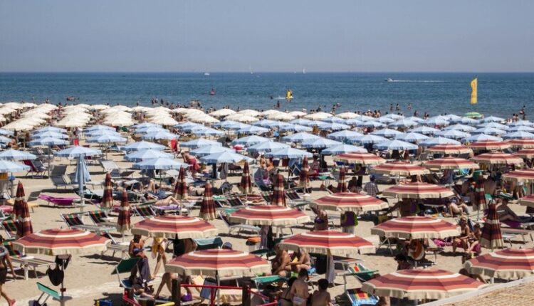 Rimini: ruba un borsone sotto l’ombrellone e tenta la fuga, un arresto per la Polizia di Stato.