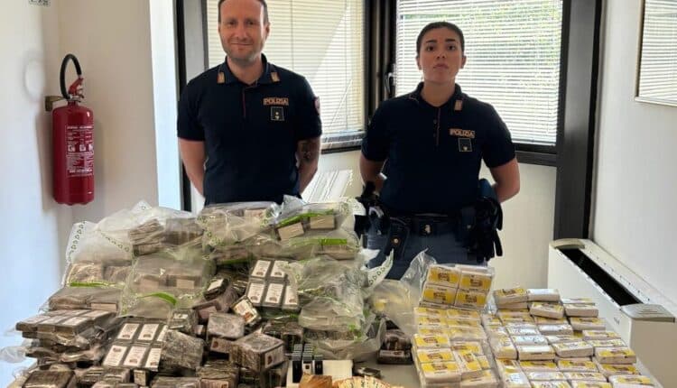 Roma: oltre 100 kg. di droga sequestrata, la Polizia di Stato trae in arresto 5 persone.