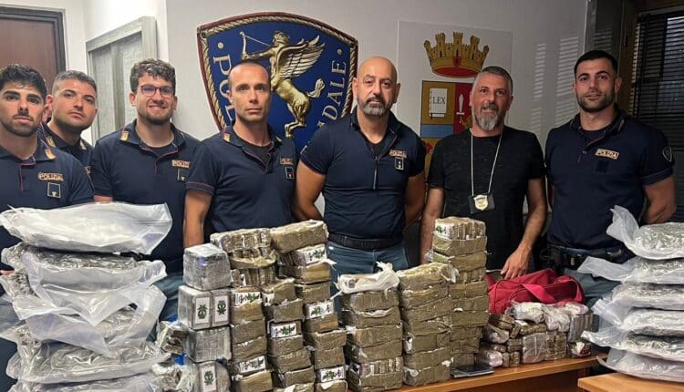 Roma: viaggiava sul GRA con 17 kg di marijuana, fermato dalla Polizia di Stato, in casa nascondeva 39 kg di hashish.