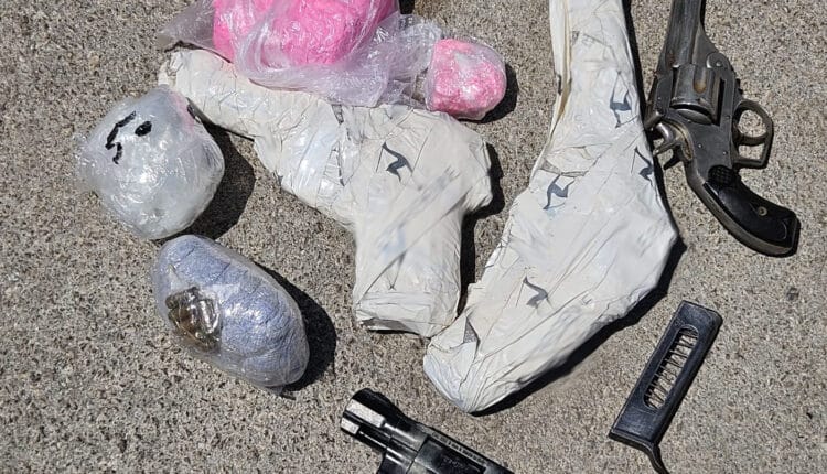 Napoli: ritrovati 20 chili di mannite, 1 chilo di ecstasy, 350 grammi di cocaina e varie pistole. Fermato un 34enne