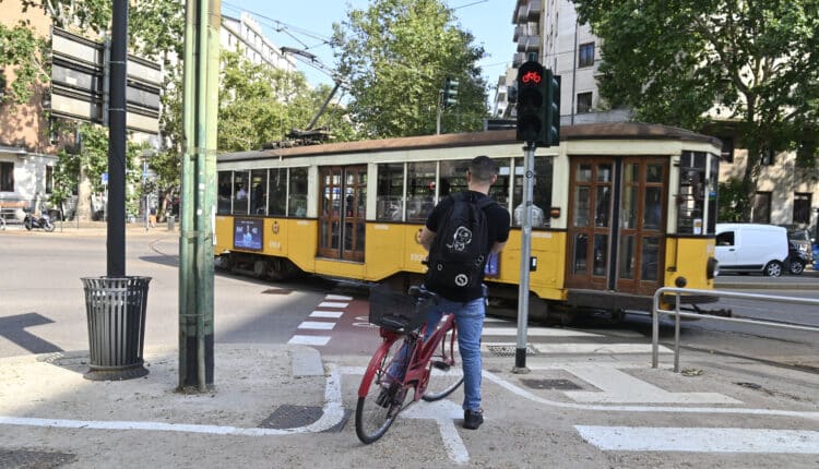 Milano: 2,5 Km di percorsi ciclabili su Corso Sempione, l'assessora Censi: "Intervento che rappresenta il modello di città che vogliamo" 3