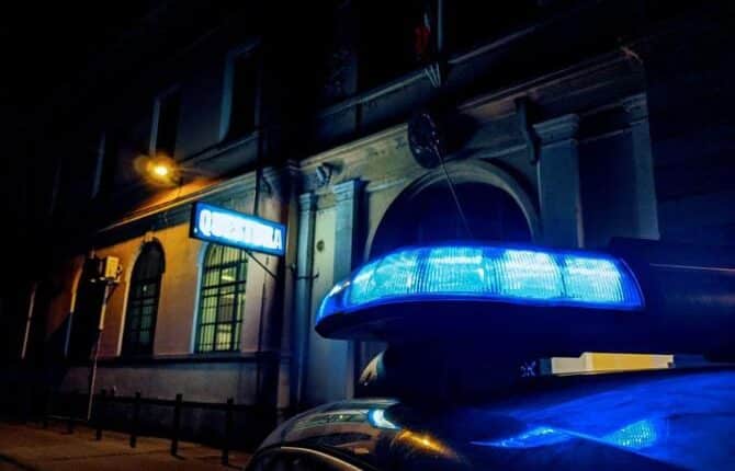 Vercelli: aggredisce il Direttore di un supermercato, minaccia e colpisce gli agenti intervenuti, arrestato dalla Polizia di Stato.