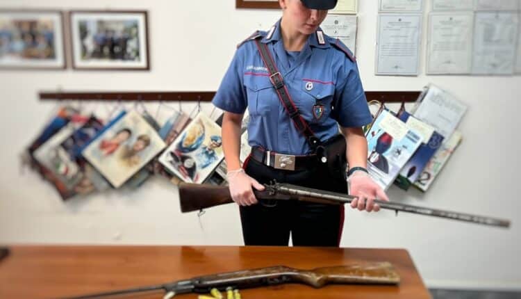 Vico Equense: fucili e clandestini in casa, 66enne arrestato dai Carabinieri.