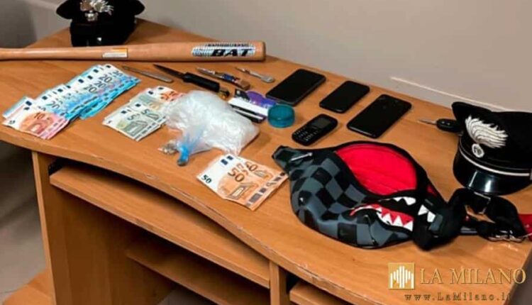 Villa Literno, trovati in possesso di droga, coltelli e mazza da baseball: arrestati un 18enne e un 19enne