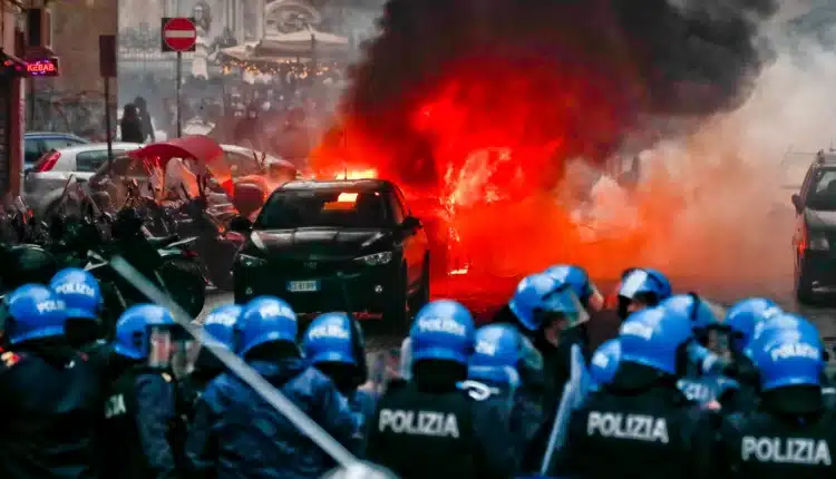Napoli, scontri durante le partite di calcio: emessi 16 Daspo