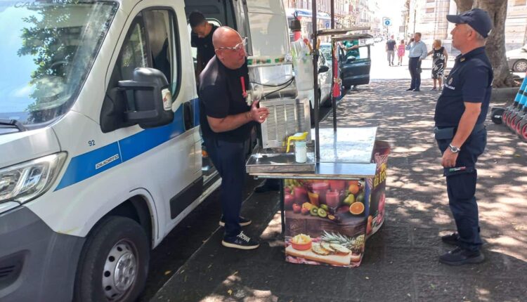 Catania, abusivi vendono spremute d'arance e ortofrutta: sequestri e sanzioni
