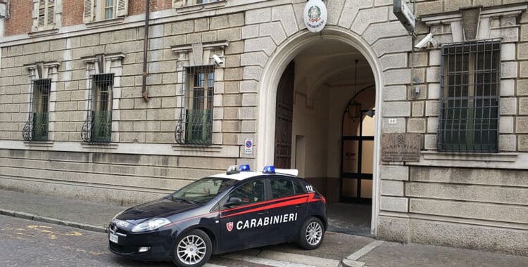 Casalmaggiore: trovato in possesso di 1,2 grammi di hashish e un tirapugni di ferro. Denunciato 18enne