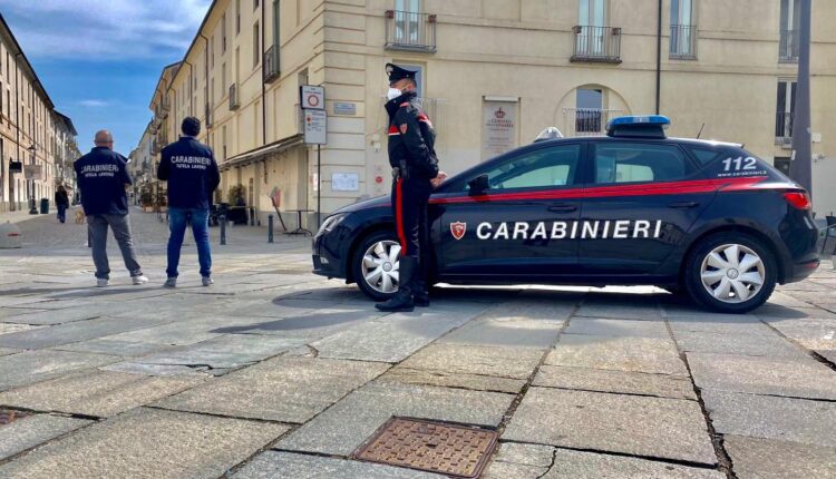 Torino: rubano da un auto un trolley e uno zaino. Arrestati 47enne e 23enne