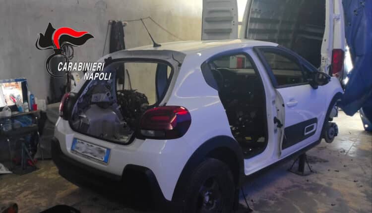Cardito, scoperta l'officina per smontare auto rubate: arrestate due persone