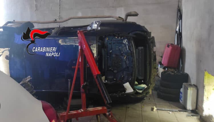 Cardito, scoperta l'officina per smontare auto rubate: arrestate due persone
