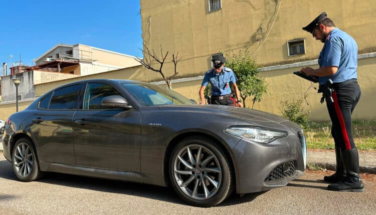 Cardito, scoperta l'officina per smontare auto rubate: arrestate due persone