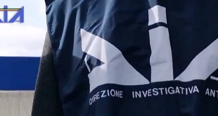 Napoli, tentato omicidio e porto illegale di armi: arrestato 24enne