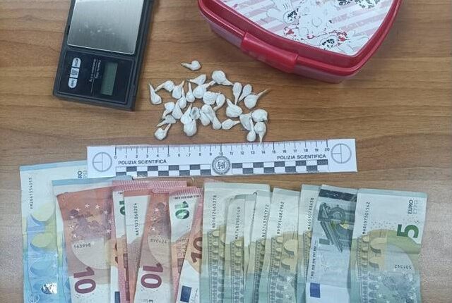 Taranto, spacciavano all'interno di un mercato ortofrutticolo: arrestati un 49enne e un 33enne