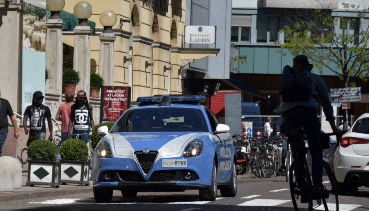 Bolzano, gira seminudo per le vie del centro molestando i passanti: fermato 37enne gambiano