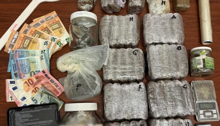 Roma: 65enne colto in fragrante nel reato di spaccio. Denunciato dalla Polizia