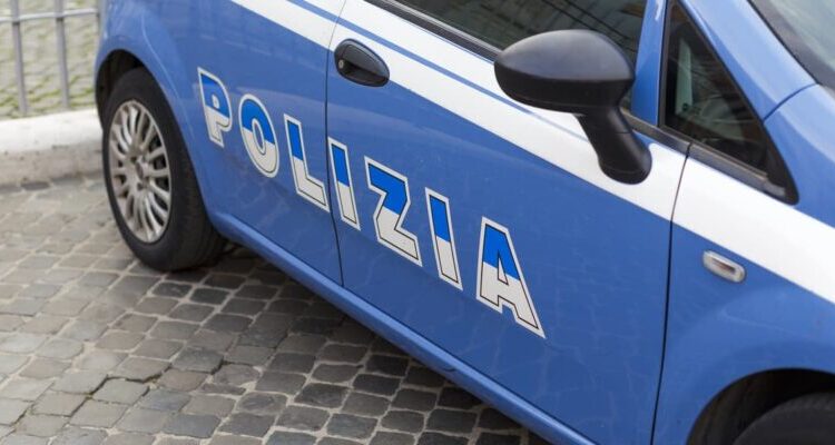 Roma, costretto a spogliarsi, viene picchiato e derubato: arrestate tre persone romene
