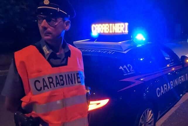 Aversa: minaccia i passanti senza alcun motivo armato di bastone dopo aver lanciato una bottiglia di vetro in testa ad un minore. Denunciato 30enne