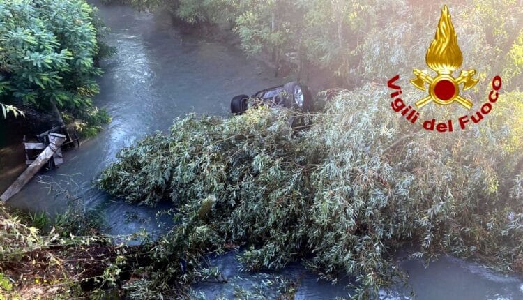 Chioggia, auto finisce in un canale, morti due giovani e un ferito.