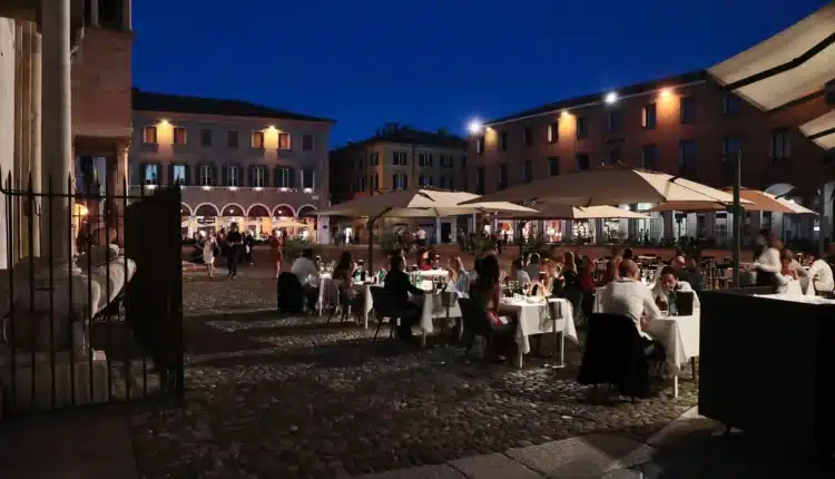 Modena: nel fine settimana torna "Tavolini sotto le stelle" nel centro storico