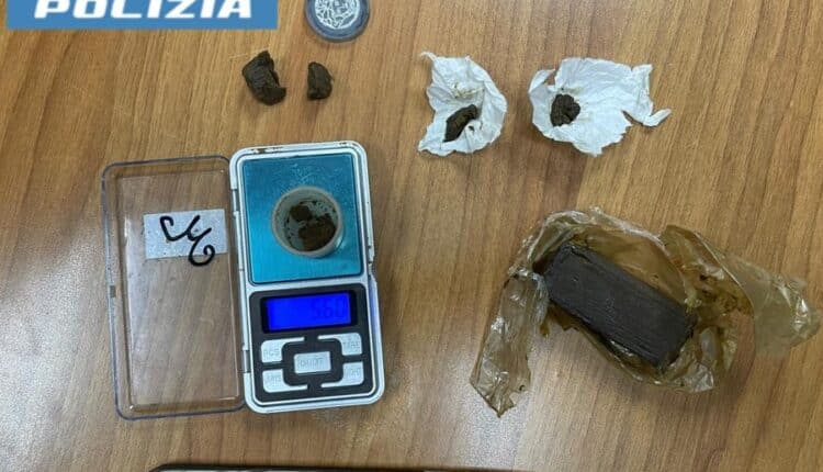 Taranto: 26enne cerca di scappare dalla Polizia. Trovato in possesso di 13 grammi di hashish