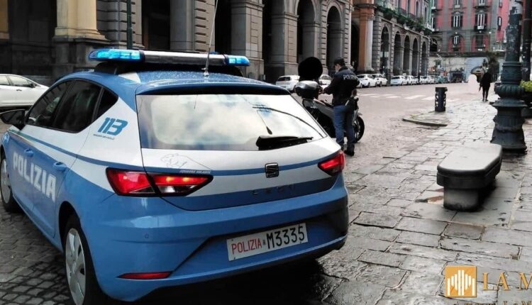 Napoli: rubano un cellulare su un autobus e vengono fermati dai passeggeri. 63enne e 71enne arrestati