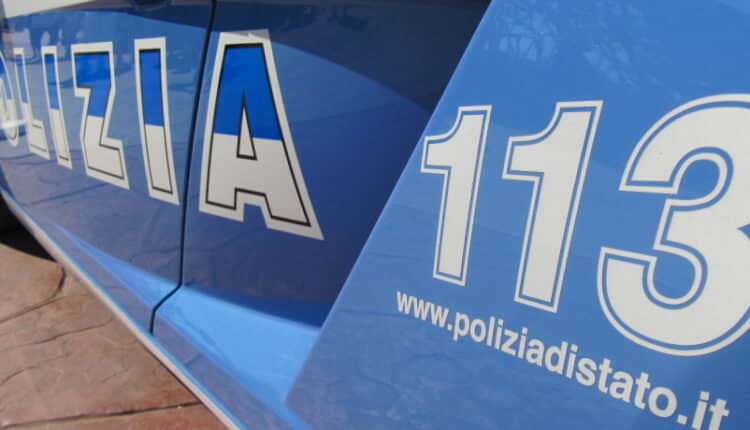 Roma, cercano di vendergli la droga e poi gli strappano la collana: arrestate tre persone