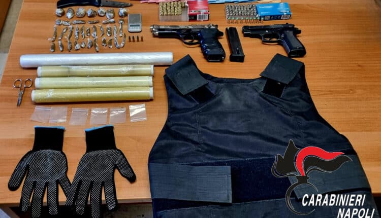 Pomigliano d'Arco: sequestrati 70 grammi di hashish, 2 pistole calibro 9x21 e 32 cartucce. 4 gli arrestati
