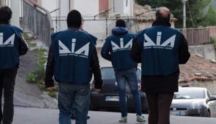 San Pietro Vernotico, membro della Sacra Corona Unita ordinava estorsioni dal carcere: arrestate 4 persone per associazione mafiosa